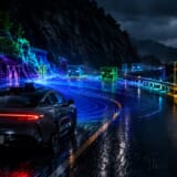 雨の夜の山道を走る車と、AIが周囲の人や車、標識を点群で認識しているイメージ