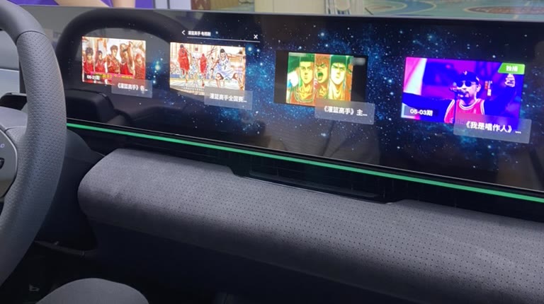 中国のEVのダッシュボード。横長の大きな画面に動画アプリのコンテンツが並んでいる